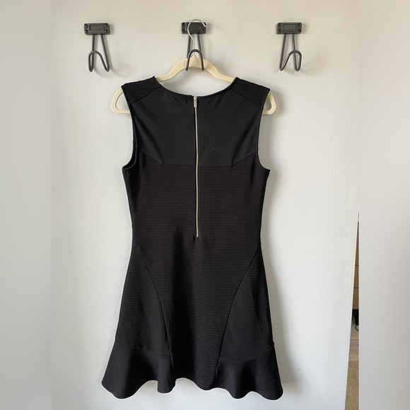 Robbi & Nikki, M, textured sleeveless skater dress - Picture 3 of 6